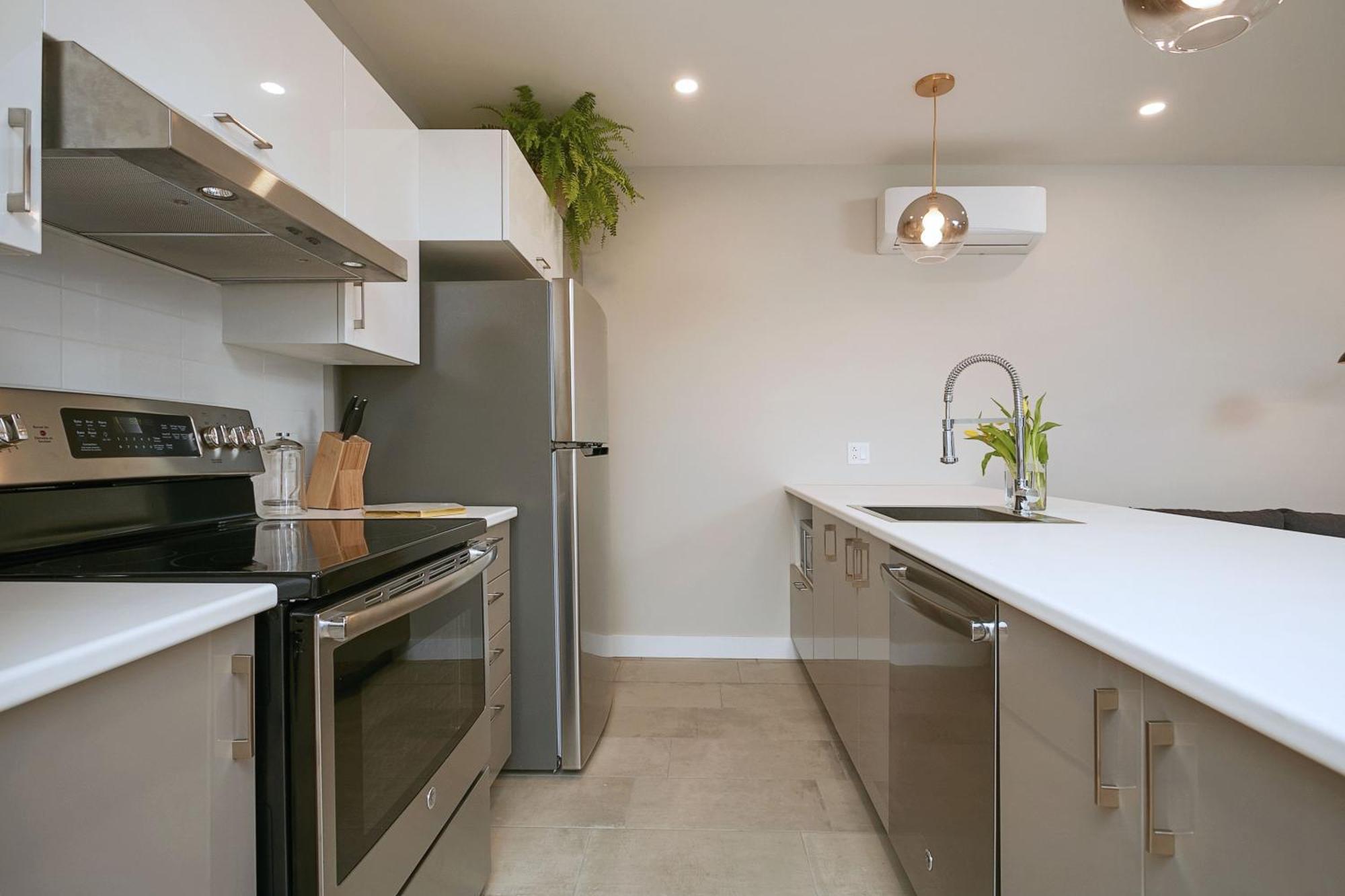 Explore Montreal From Sleek Contemporary Apartment By Den Stays Chambre photo