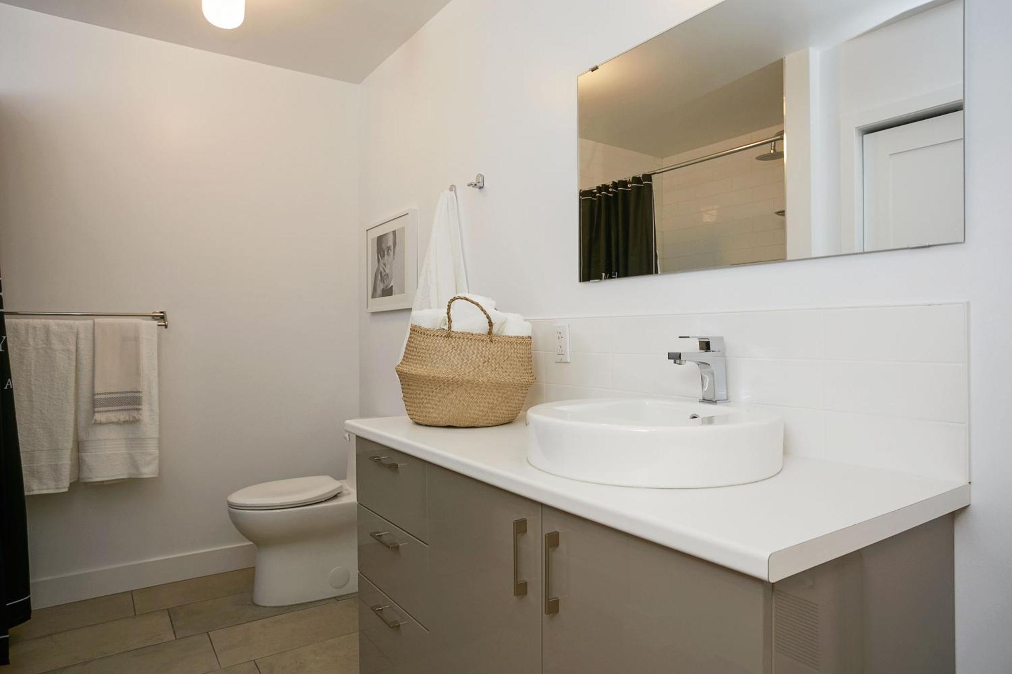 Explore Montreal From Sleek Contemporary Apartment By Den Stays Chambre photo
