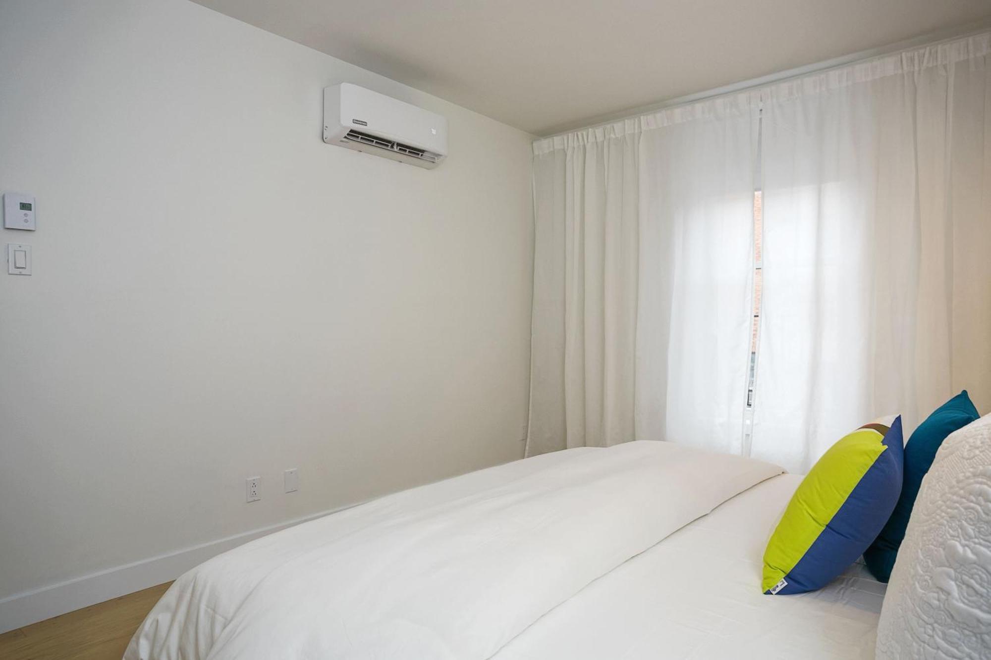 Explore Montreal From Sleek Contemporary Apartment By Den Stays Chambre photo