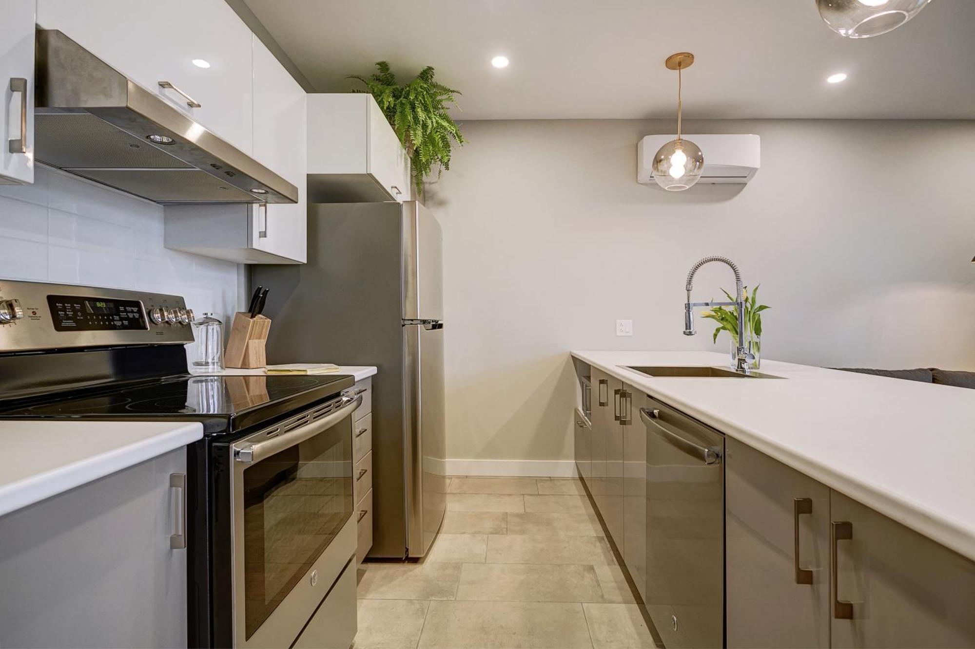 Explore Montreal From Sleek Contemporary Apartment By Den Stays Chambre photo